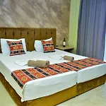 Te Bujtina Hotel- Cozy Stay With Traditional Breakfast Near Beach