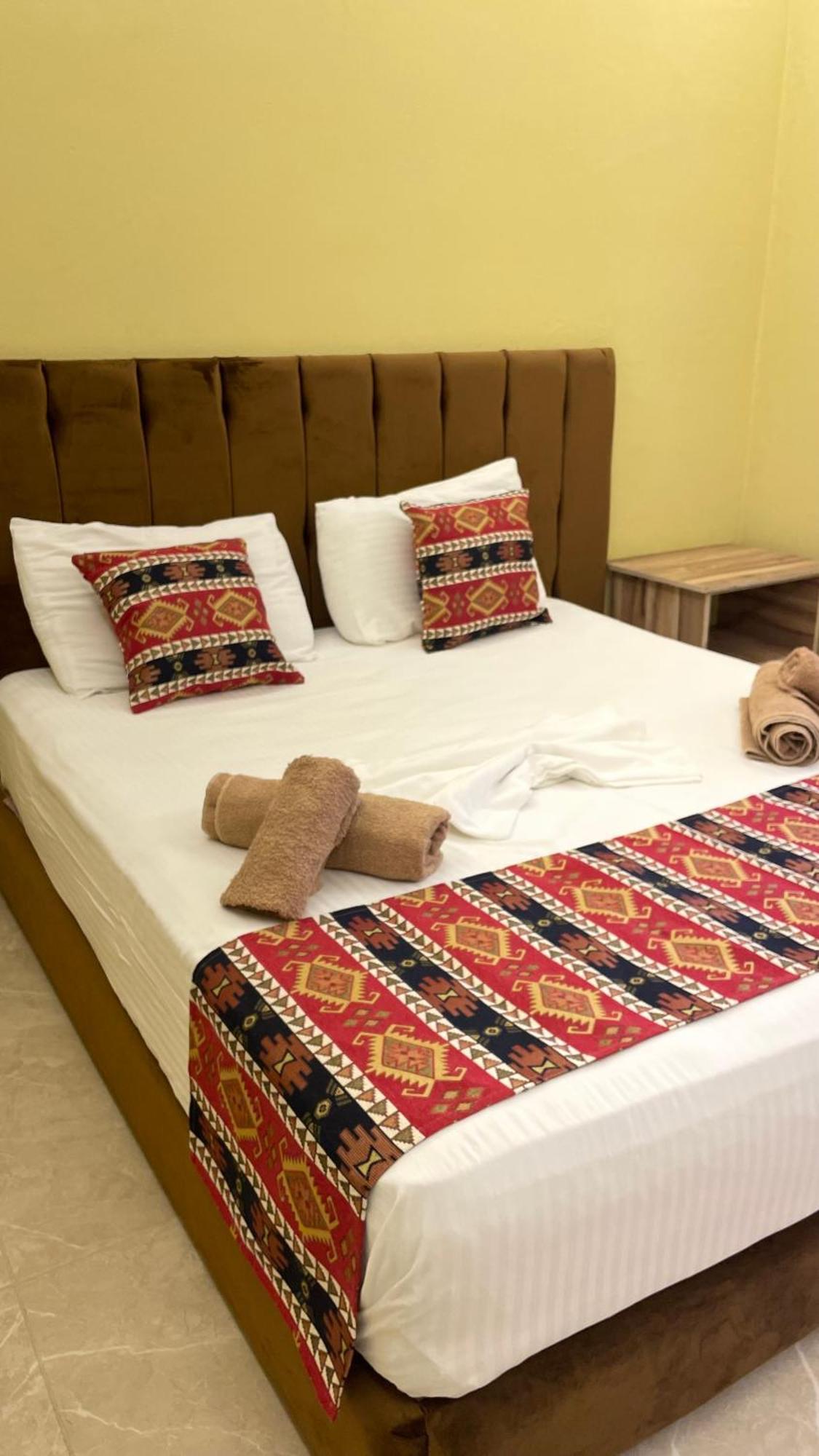 Te Bujtina Hotel- Cozy With Traditional Breakfast Near Hotel