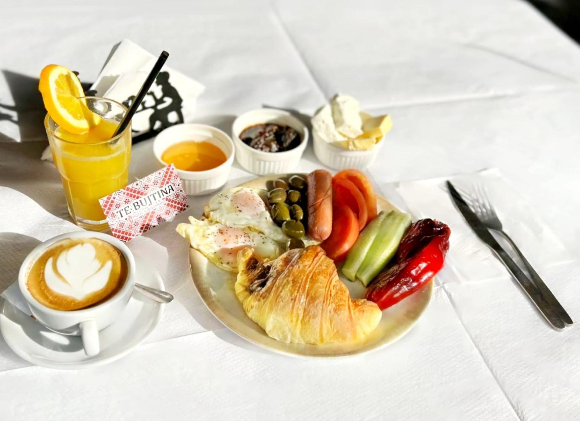 Te Bujtina Hotel- Cozy With Traditional Breakfast Near