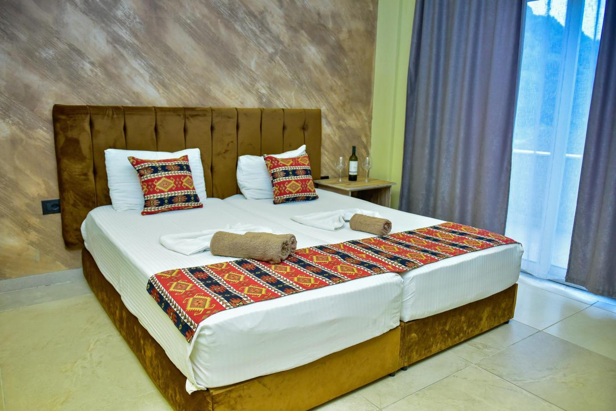 Te Bujtina Hotel- Cozy With Traditional Breakfast Near *