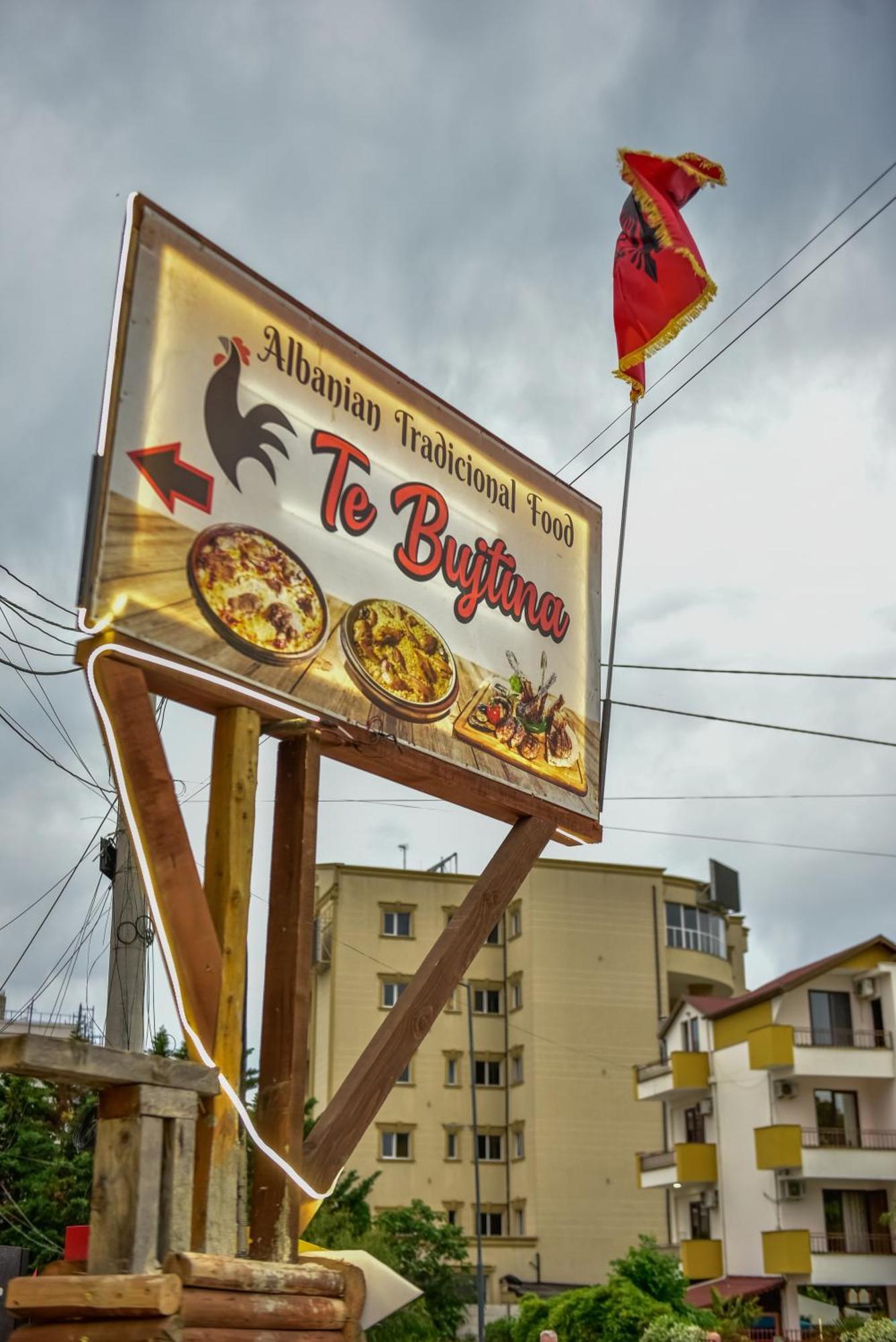Te Bujtina Hotel- Cozy With Traditional Breakfast Near Hotel